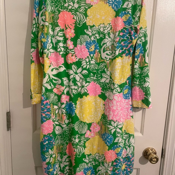 Lilly Pulitzer Roll Sleeve Medium - Picture 3 of 6